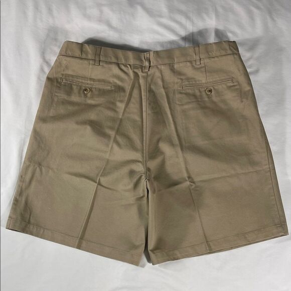 Lands' End mens khaki rugged double pleated expandable 9" chino shorts - size 42 - Picture 3 of 12